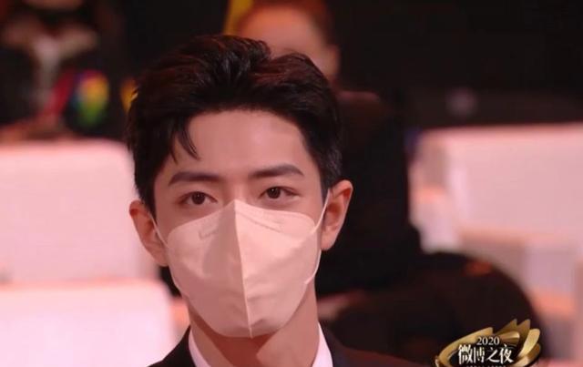 杨紫|微博之夜：贾玲杨紫错位照，王一博口罩赢了，肖战化身宠紫狂魔