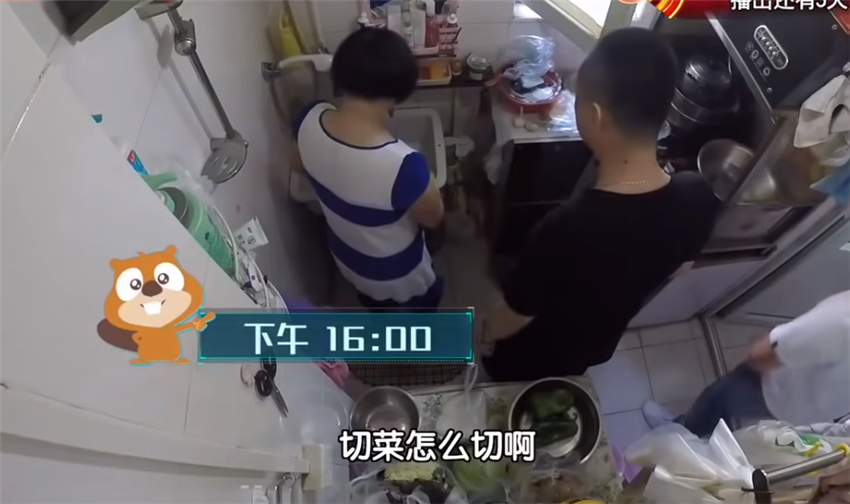 |单亲妈妈带儿女蜗居21㎡简易房，每晚睡邻居厨房？真相让人心酸