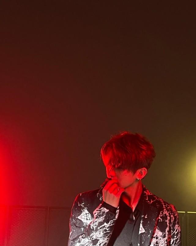 蔡徐坤|为啥整容脸不敢站紫外线灯下，谁注意蔡徐坤的鼻子？瞬间明白了