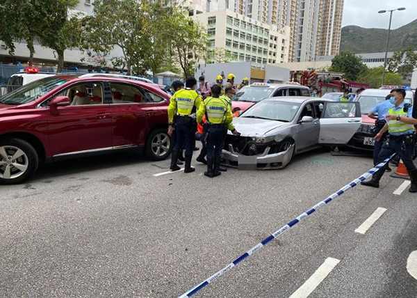 新三闻 小轿车遇查连撞多车逃跑,警察开枪警告击中司机