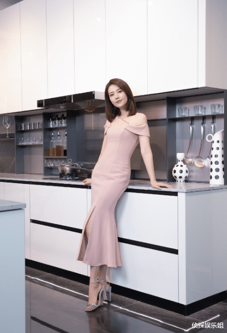 高圆圆|42岁高圆圆穿粉色鱼尾裙亮相，生图下颜值身材耐打，比精修还美