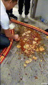 无意间发现他办公桌上有一个这样的装修方案,你们说老板的桌子上放这个东西是想干什么啊?