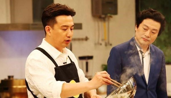 黄磊|黄磊的背景有多强？当他父亲的身份曝光后，网友：真的低调！