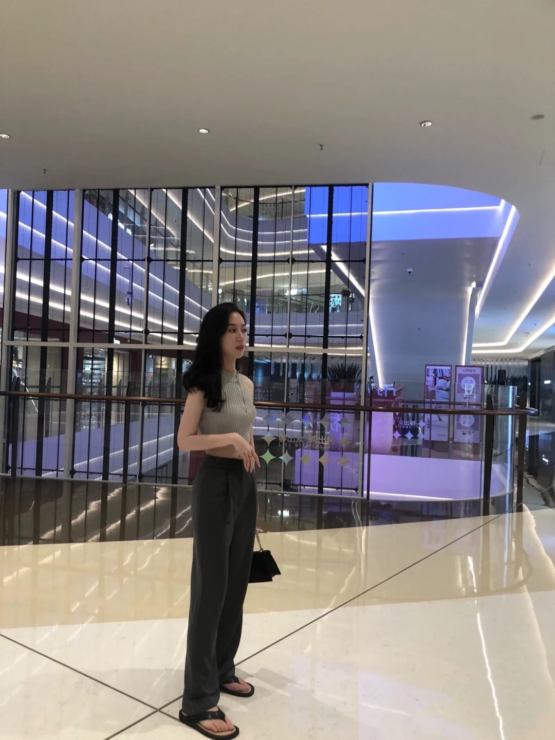 27君|小背心配啥裤子都合适，显腿高挑！