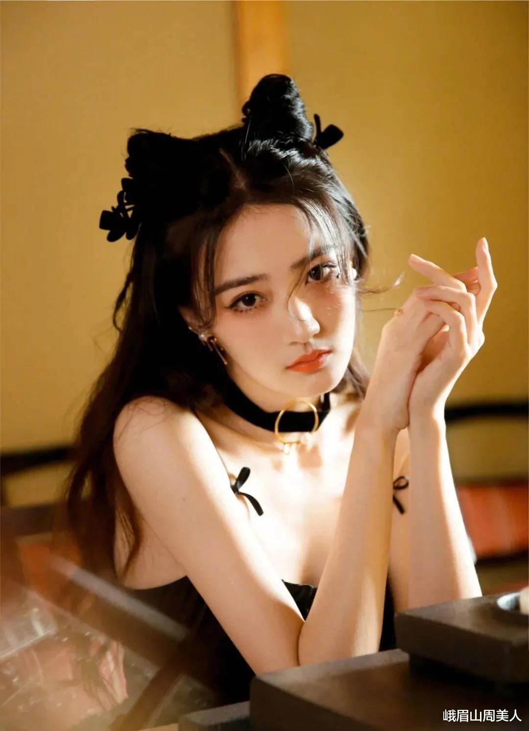 凉皮|夏天别扎低马尾了，很显老！今夏流行这3款发型，时髦显脸小