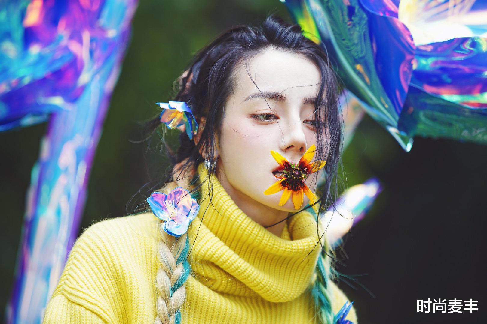 迪丽热巴|迪丽热巴红裙庆贺瑞丽26周年，深v连衣裙头戴花朵，五官超立体