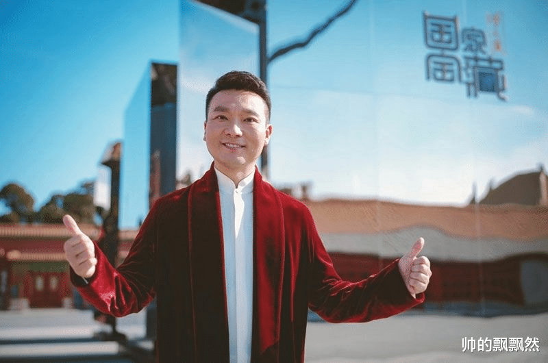 康辉|康辉：29岁娶小师妹刘雅洁，结婚21年没有孩子，风光背后有眼泪