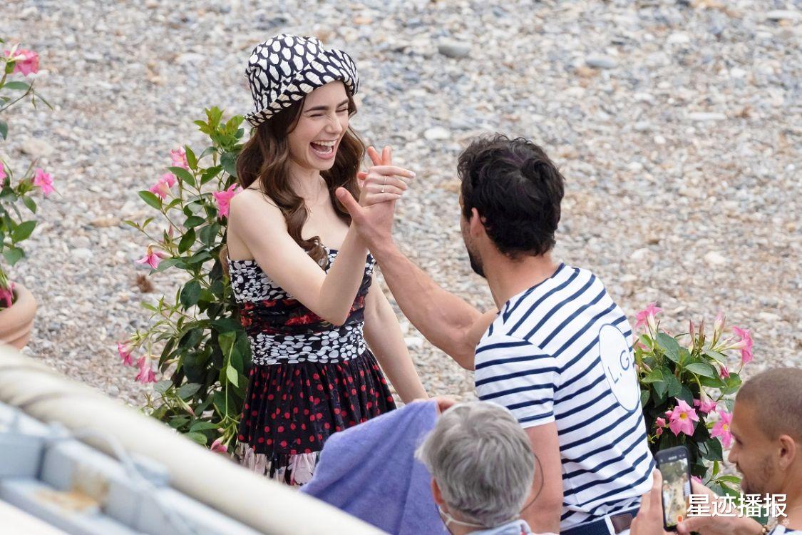 整容|赫本接班人莉莉·柯林斯，32岁身材似少女，逆天童颜让人羡慕