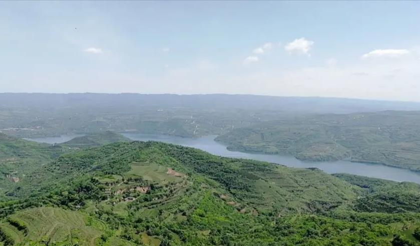 荷花 陕西秦岭一越野好地，有小瑞士之称，本地人不当回事，游客当成宝