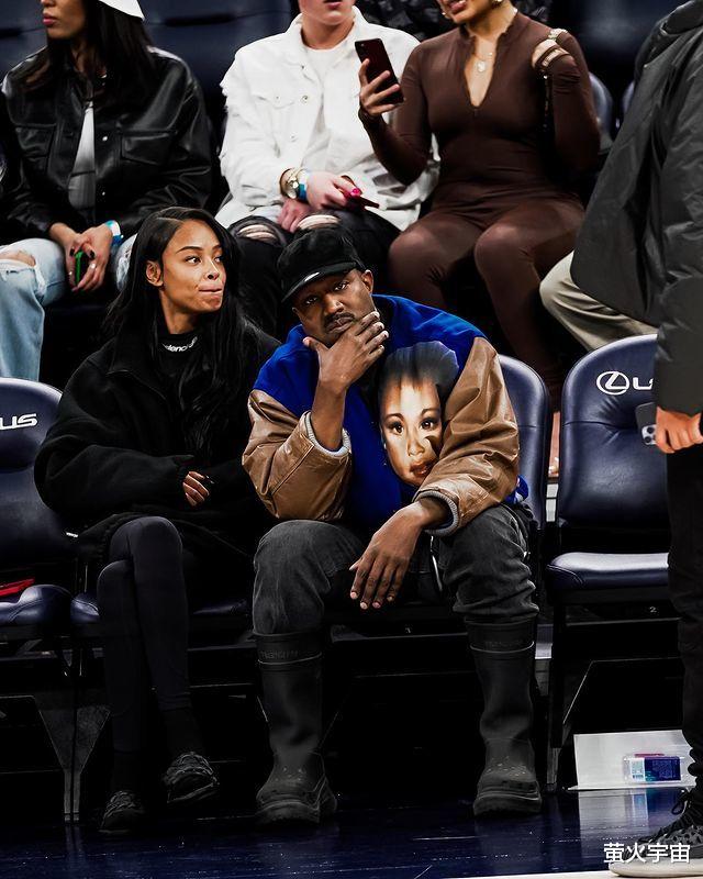 侃爷|44岁侃爷恋情曝光,约会22岁女模看球,似报复金·卡戴珊爱上鲜肉