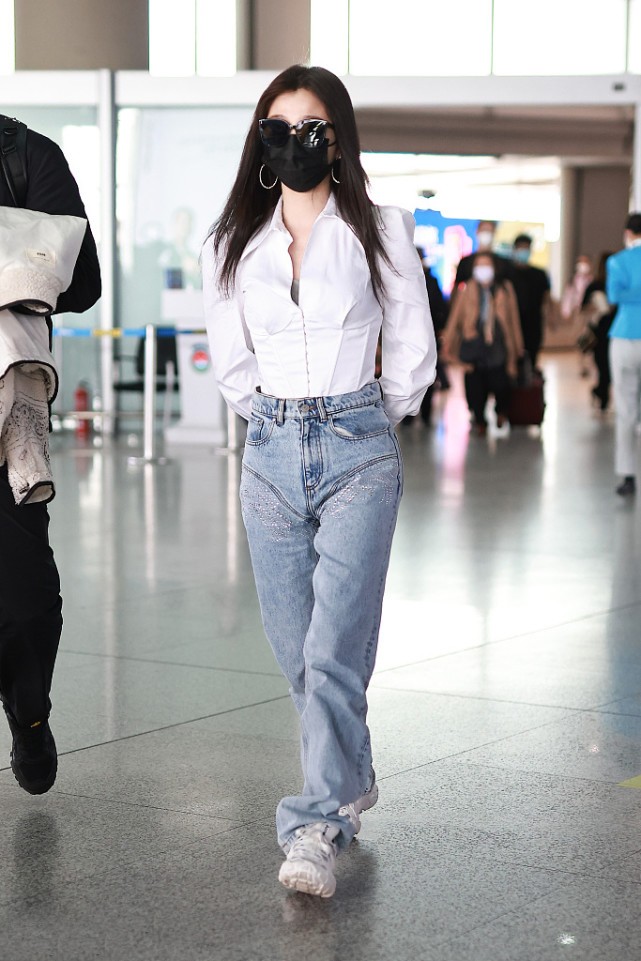 大表姐的时尚圈|虞书欣用力过猛了,穿超大“泡泡袖”抹胸裙险翻车,要靠颜值硬撑