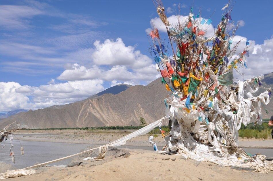西藏 西藏羊卓雍措里的鱼多达8亿公斤，随手就能捞到，为何无人敢吃？