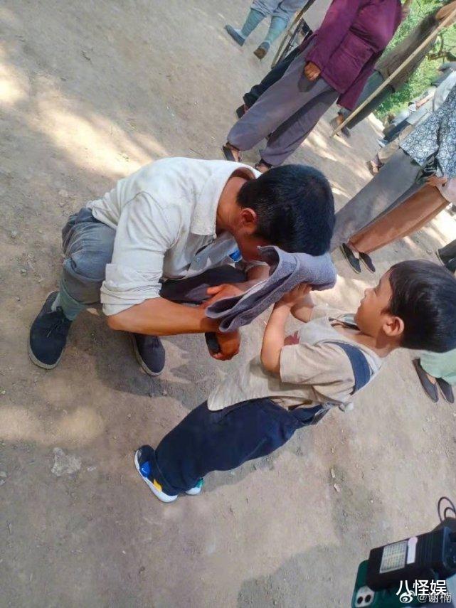 谢楠|谢楠晒3岁儿子看书照，吴老二一脸认真还质疑，网友齐呼“学霸”