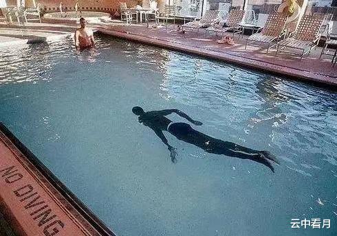 勒布朗·詹姆斯|NBA球星游泳都什么樣？2米31巨人如水怪，詹姆斯用粉色游泳圈