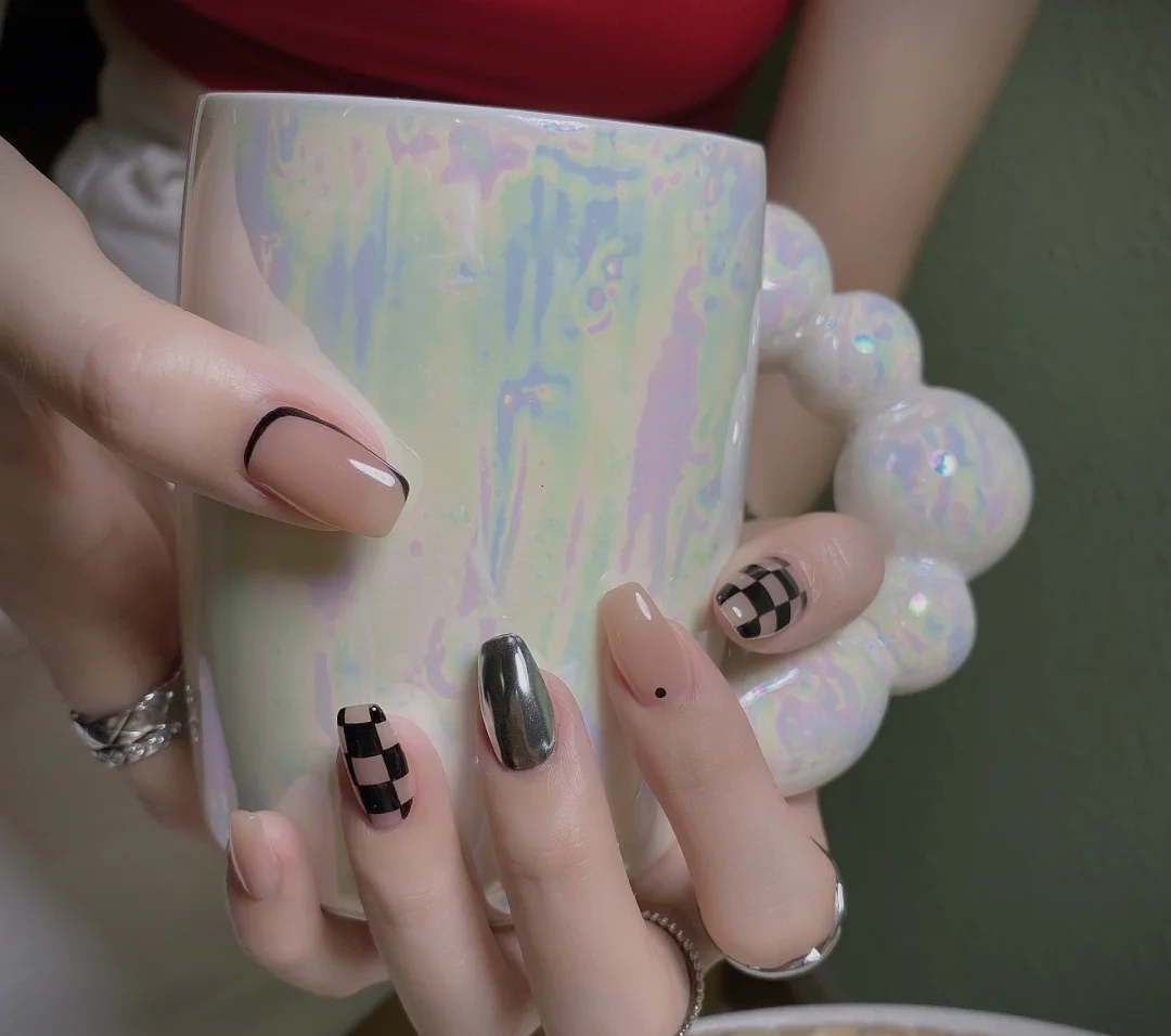 美甲|据说这些美甲中藏着秋天里最高级的神仙配色