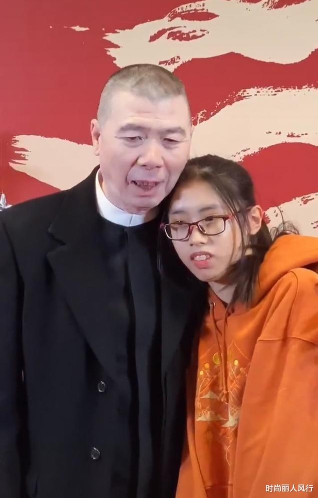 时尚丽人风行|冯小刚一家三口罕见露面！17岁养女变化大，长发披肩终于有美女样