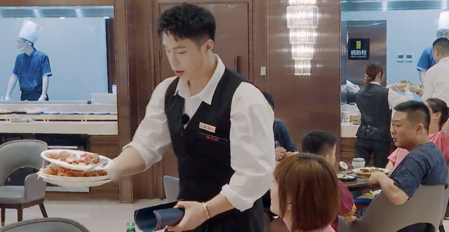 胡小小乖|德云社孟鹤堂在团综落泪，搭档周九良安静陪在身边，这才是友情