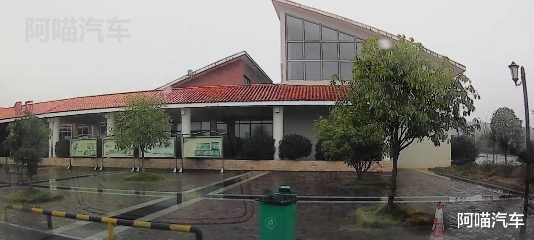 新手司机高速服务区停车，要注意这几点小细节，别给自己带来麻烦