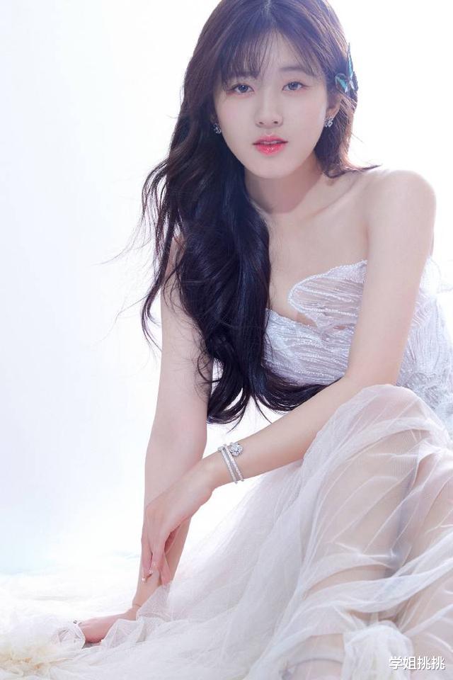 刘海|赵露思剪了刘海更有味道,小黑裙宛若名伶,侧脸五官很优越
