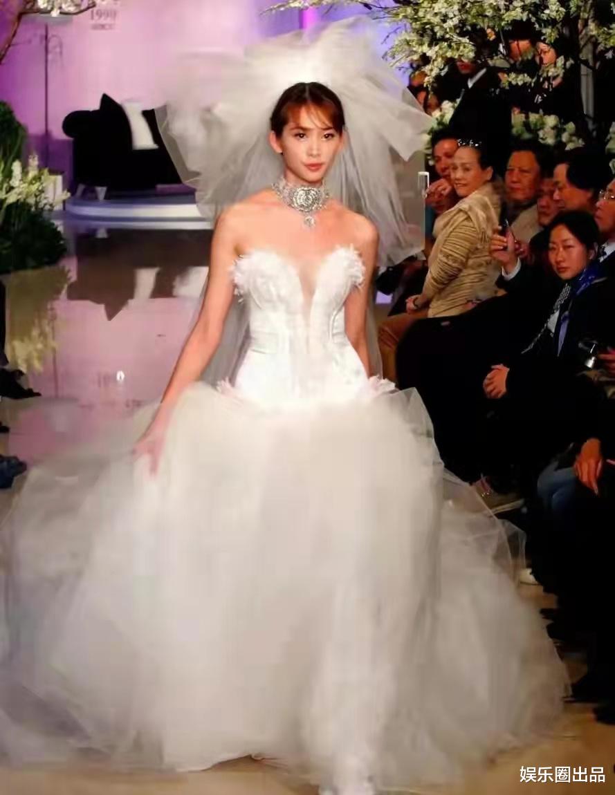 林志玲|林志玲走秀旧照被翻出，气场太强引发热议，网友：“走路带风”