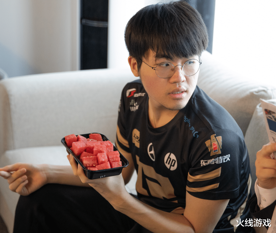 上单|前RNG上单姿态将重返职业赛场！直播亲口回应：我真的要复出了