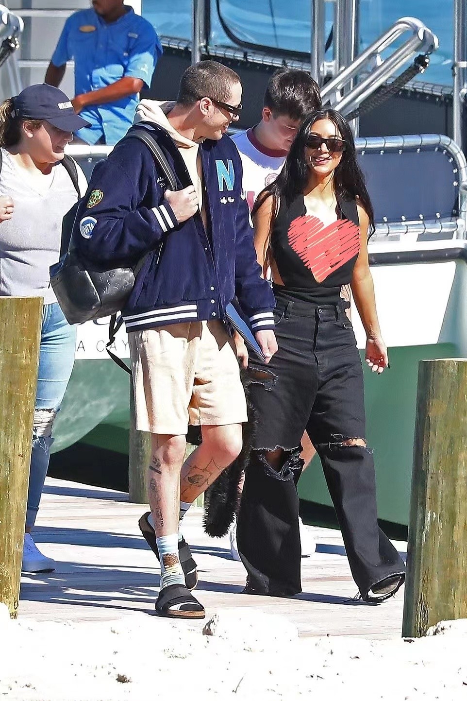 金·卡戴珊|41岁金卡戴珊真敢穿！V领背心开到肚脐眼，迷倒小13岁的鲜肉男友