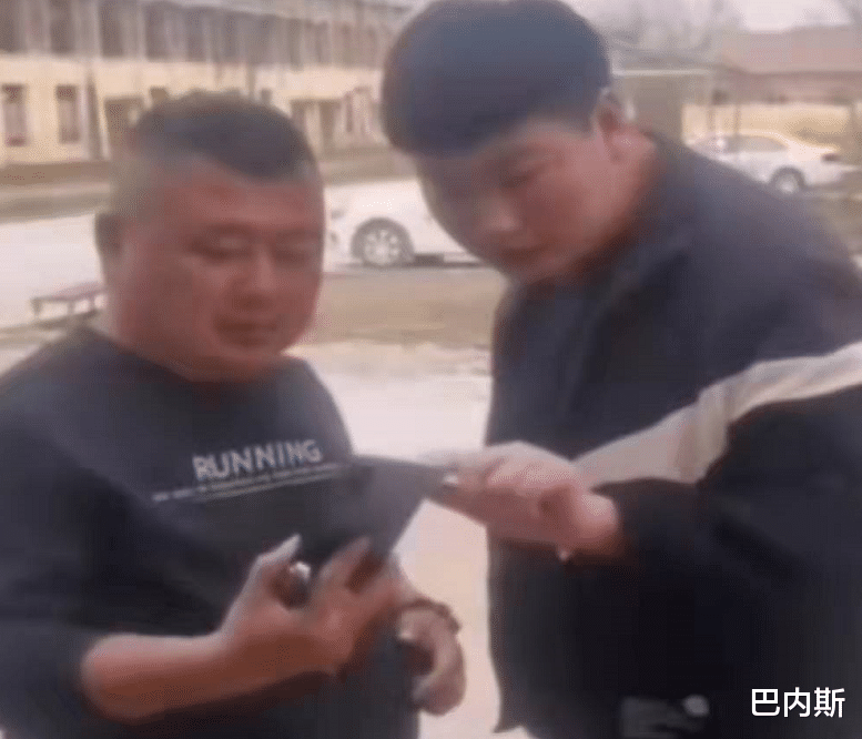 教练|朱小伟被过度消费，在驾校被教练拉着直播，科目一考了6次才过