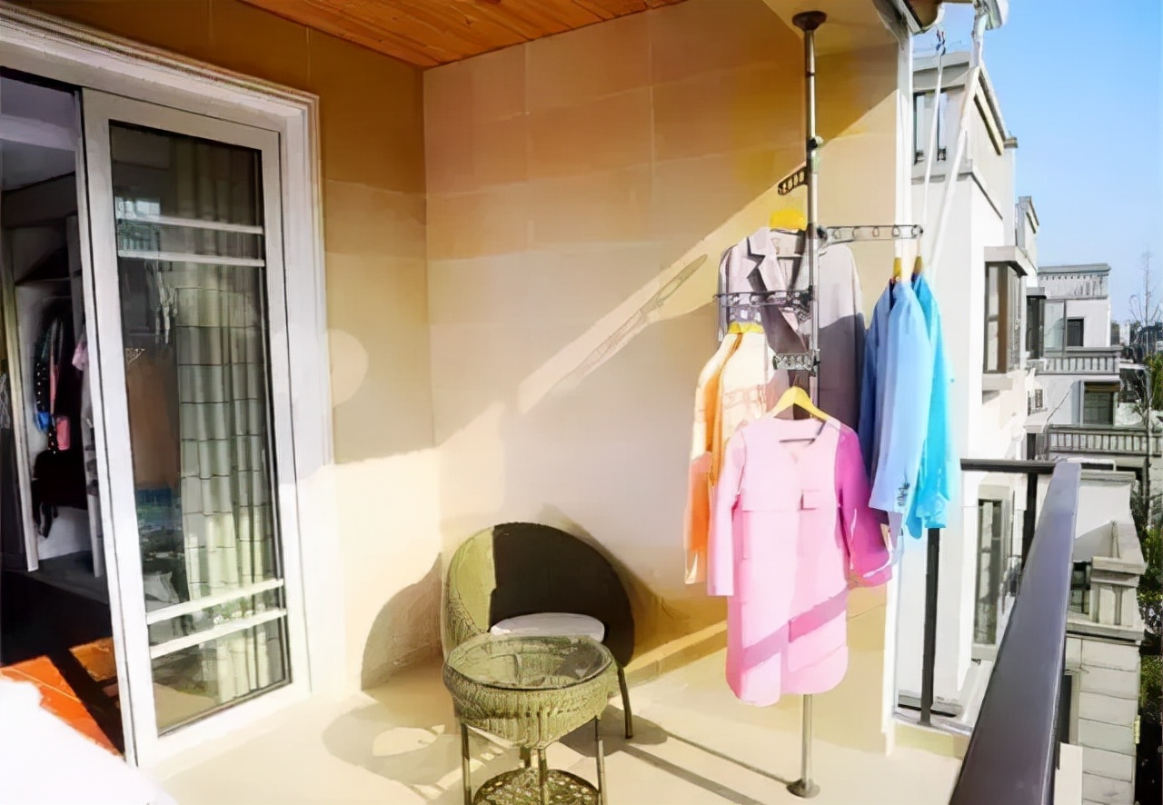 婆婆说把阳台变成休闲区,衣服晾到哪里去?还好老公一招搞定!