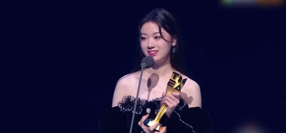 单依纯|单依纯官宣加盟2022央视跨年晚会，她现在就缺一首出圈的代表作