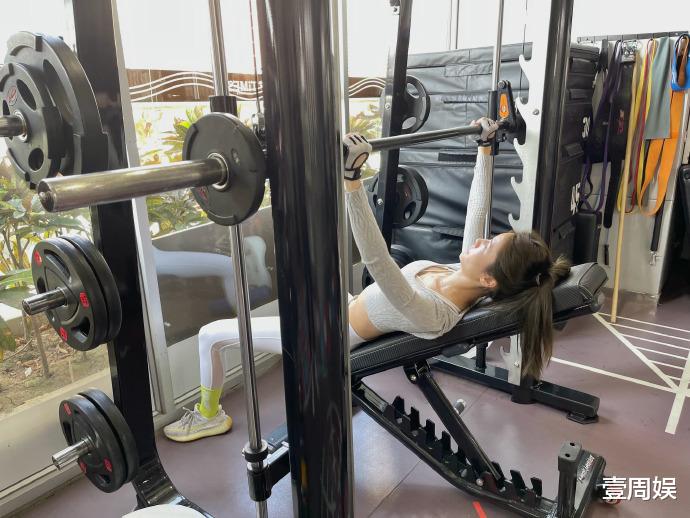 |张馨月深夜晒照,婚后变成了贤妻良母,怪不得林峯会娶她!