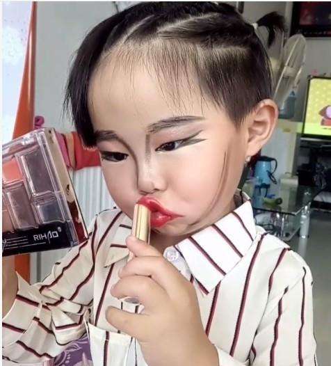 眼影 两岁的宝宝照相,妈妈要求化妆?网友:得不偿失!