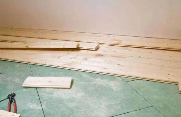 头一次见在旧瓷砖上铺木地板,太聪明了,看完真想回家学着装