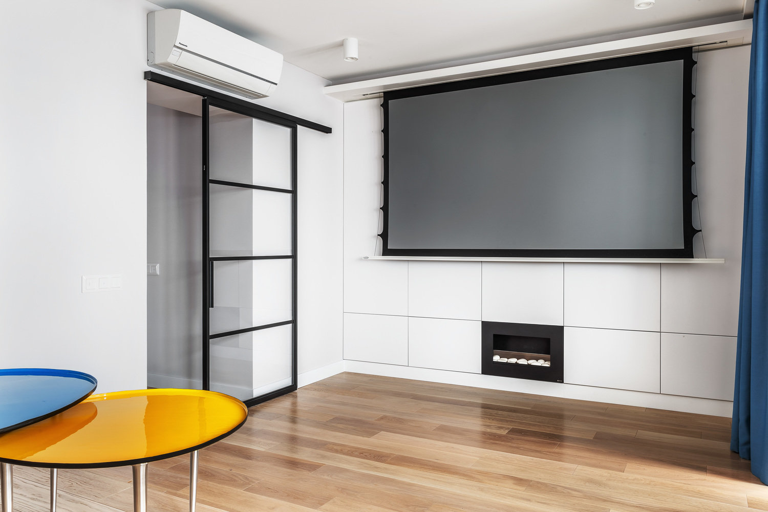 |80后夫妻的42㎡住宅，全屋没设计卧室，却把床做成隐藏式的，聪明