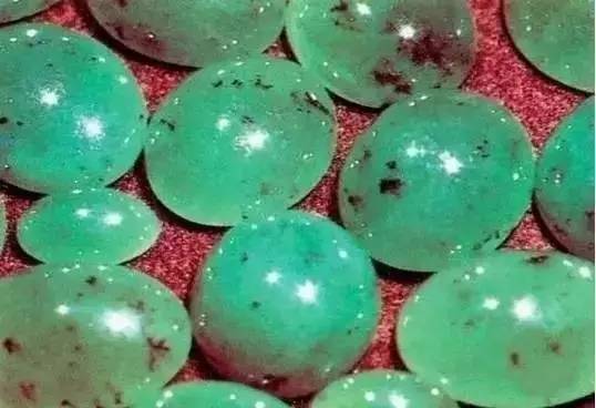 哈轩翡翠|翡翠和凉水石，同“脉”不同命，一场相生相伴的“孽缘”