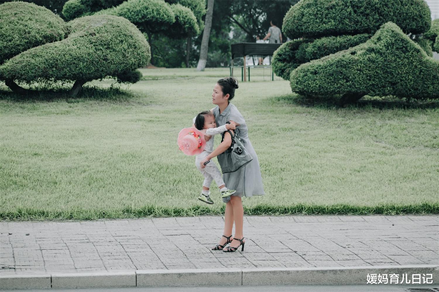 媛妈育儿日记|产后“妈妈手”背后,都是妈妈用力抱娃的勋章,却也是心酸