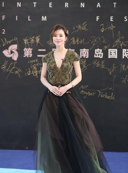 波波的时尚 “百亿阔太”真不一般，文咏珊身穿“树皮裙”气质依旧，真贵气