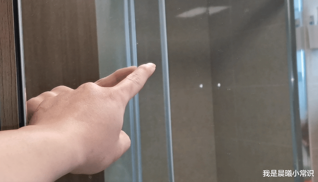 我是晨曦小常识 保洁阿姨偷偷告诉我，住宾馆时看到这种镜子，立马去退房，非常重要