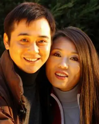 香港小姐|59岁吴琼携小15岁老公聚会，头靠头畅饮超甜蜜，结婚17年不生子