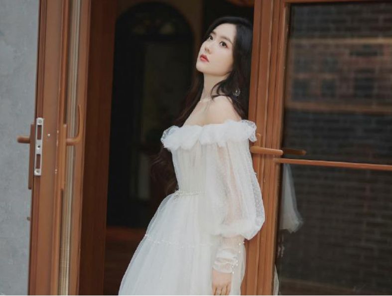 王艺瑾|王艺瑾白纱造型格外吸晴,淡雅中不失高贵,坠落人间的仙子无疑了