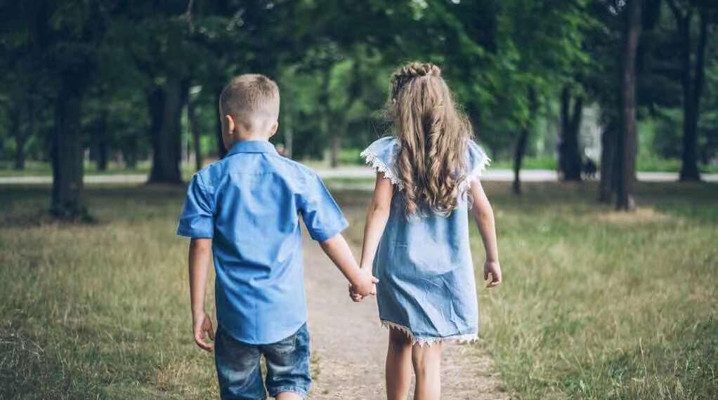 大手牵萌娃|教育专家说:如果懂得这几条教育法则,调皮捣蛋男孩不难养!