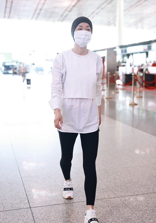 何有强|毛阿敏真是“阿姨圈顶流”,白上衣配紧身裤干净利落,简约大气