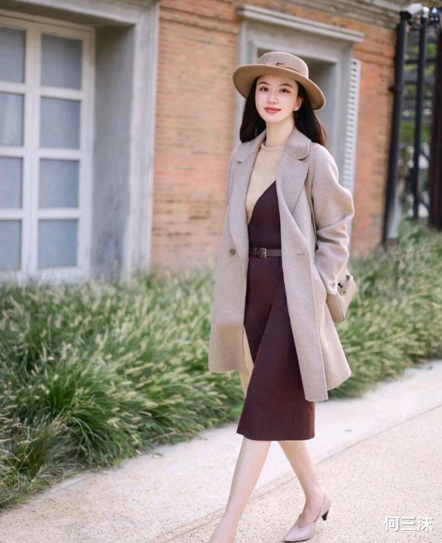 何三沫 不要只会穿裤子过冬,可以尝试连衣裙搭配大衣,既温柔又有魅力