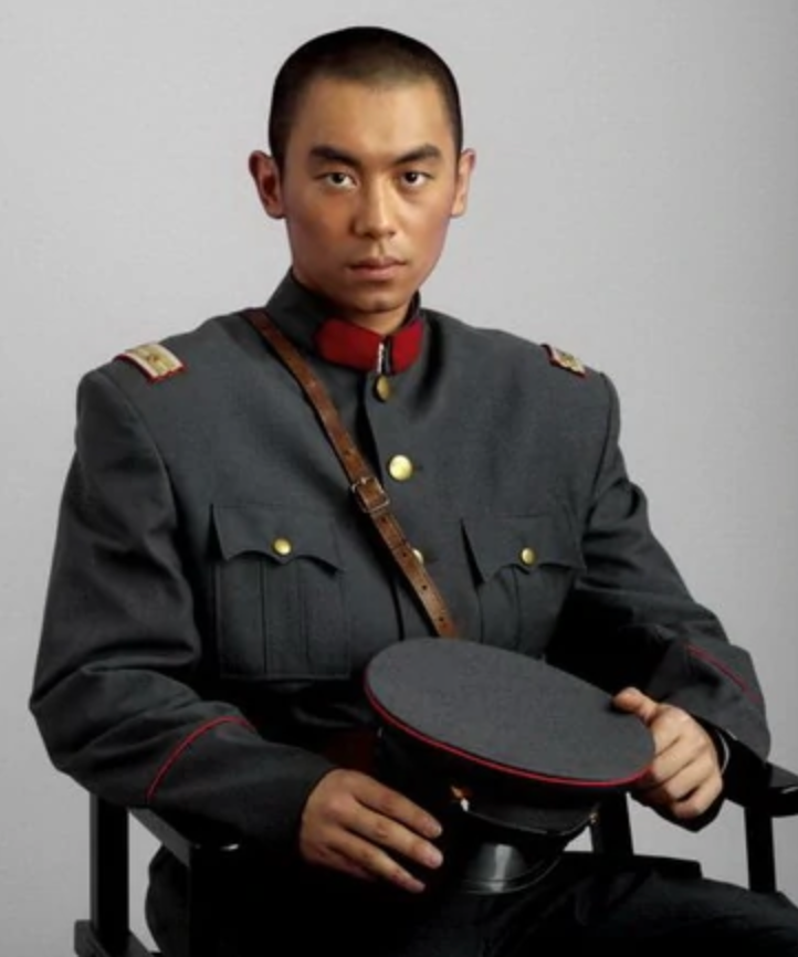 杜旭东|37岁朱亚文戏中古装造型曝光！头顶油光锃亮，长辫长达近1米