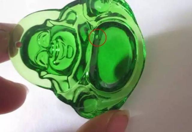 冰种翡翠|酷似啤酒瓶底的「冰翠」，为何能屡屡冒充高档冰种翡翠？