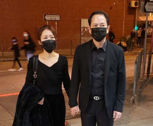 张柏芝|吴孟达太太打点灵堂直至夜深才离开，双眼红肿憔悴，累到无力睁开