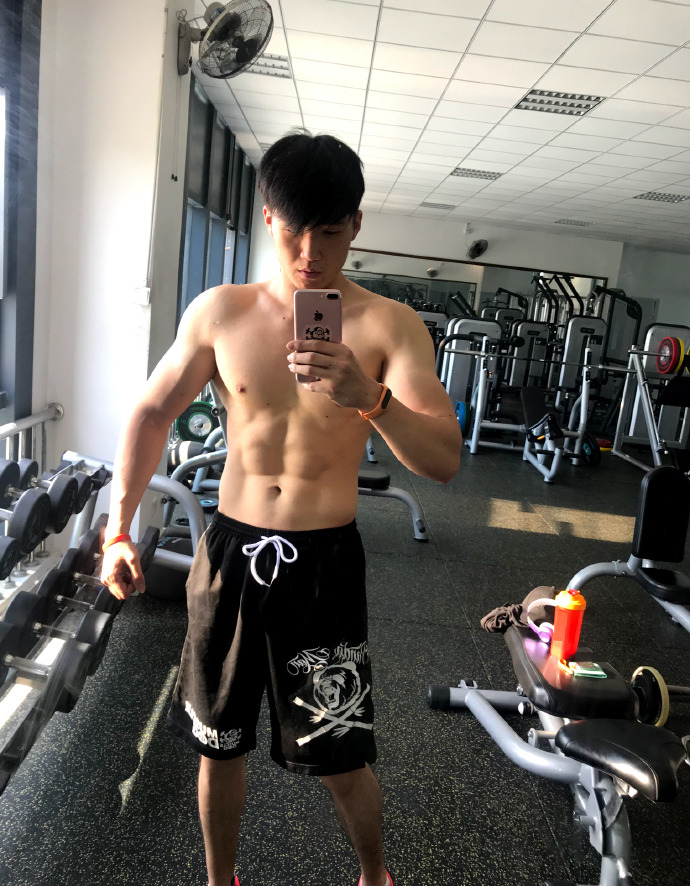 健身圈一哥 八块腹肌堪比搓衣板，没什么能比大重量做侧平举更令人兴奋！