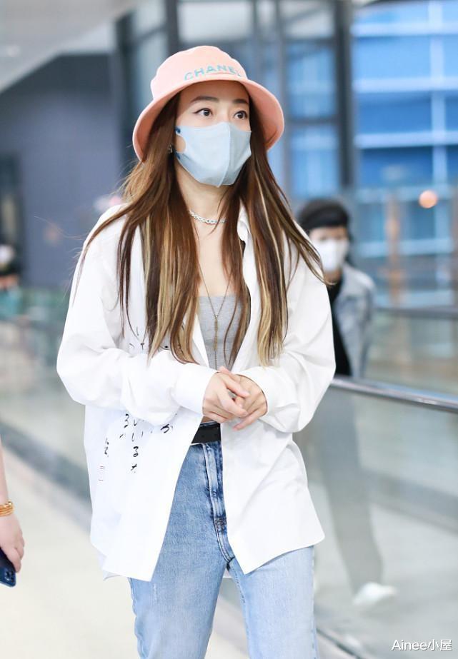 Ainee小屋|容祖儿在穿搭上挺下功夫的，灰色内搭秀细腰，身材好但眉眼挺真实