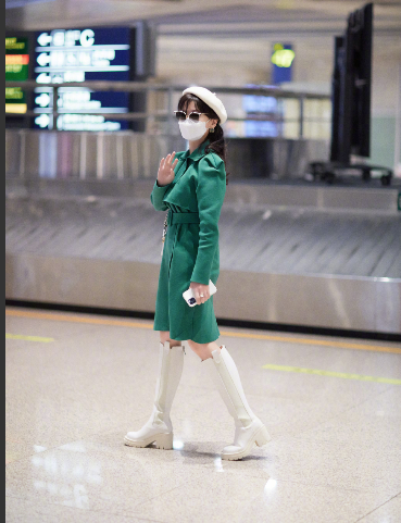 叶童|叶童赵雅芝现身一个素颜随意穿着得体一个白蕾丝配风衣优雅别致