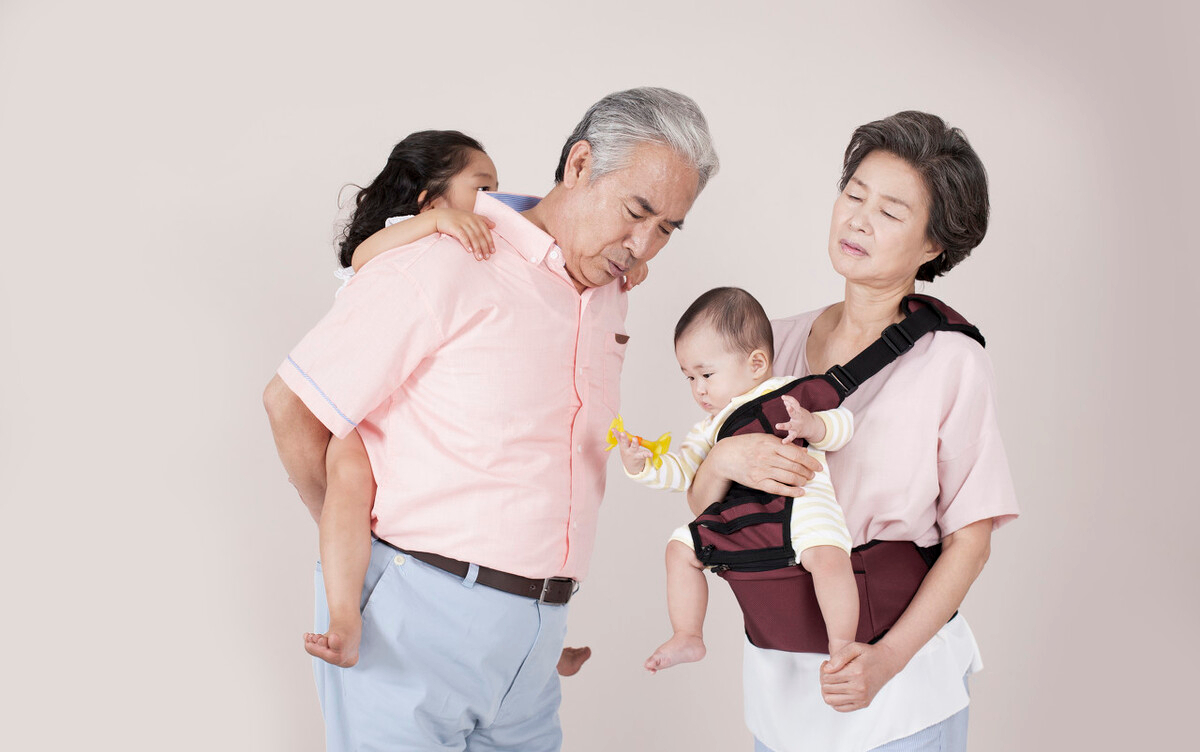 母婴参考|三胎政策放开，带娃主力军四位老人有何想法？与想象中不太一样