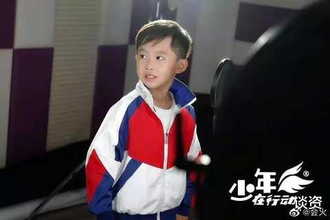 黄晓明|易烊千玺8岁弟弟要出道？登封面微笑超苏，李艾跪求易妈出育儿书